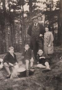 Tatínek s Růženou, vpravo bratr, 1937