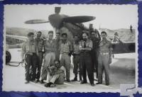 Jehuda Manor jako pilot Spitfiru v Izraelském letectvu (sedící dole?)