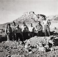 S kolegy během pracovní cesty do Afriky, 1963. Pamětník uprostřed