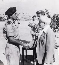 Odznak letectva "křídla" přebírá od tehdejšího premiéra Davida Ben Guriona, 1950