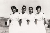 Manželka, druhá zleva