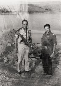 S lékařem Sidem Cohenem, velitelem letky v letech 1948-1969, 1967