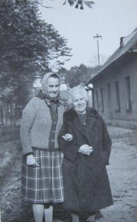 Matka Aloisie se svou sestrou