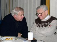 Pater František Pevný (vpravo) oslavil ve farnosti Brno - Lesná dne 15. února 2006 své 85. narozeniny