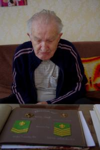 Vilém Vlk při natáčení vzpomínek: prohlížení skautského alba