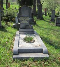 Hrob zastřeleného člena finanční stráže v Nových Vilémovicích Stanislava Majzlíka