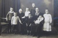 Rodina Pusch - zleva bratr Bernhard, Hubert, babička Marie Freund, bratr Herman, Josef, Johan, matka Marie a sestra Terezie, uplně vpravo pamětnice Marie Filgasová (Pusch)