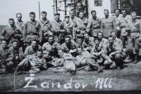 Leopold Tuček (stojí čtvrtý zprava) s rotou PS na Dolním Žandově (1966)