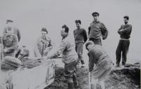 Ašsko. Vojáci pohraniční stráže na brigádě. V čepic stojí Leopold Tuček. Začátek šedesátých let 20. století