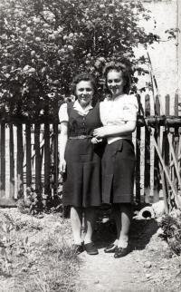 Sestry Květoslava Pavlíka-vlevo Olga a vpravo Drahomíra (poválečná fotografie)