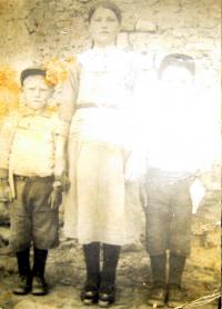 Lazarus Filipu s matkou a bratrem, Lazarus stojí nalevo