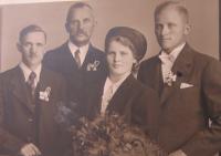 Svatební fotografie. Zprava otec Leo a matka Herta Heinischovi, dědeček a strýc- rok 1939. 