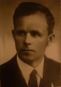 Profesor Josef Středa (1889-1948), otec Iva Středy, instruktor učitelů obecné školy na Slovensku a hlavní spolupracovník partyzánské skupiny kpt. Sokolovského