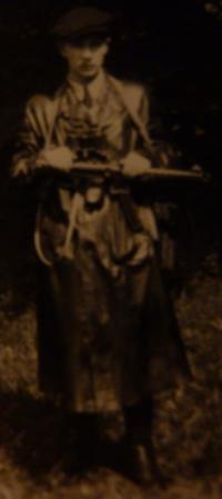 Poručík Kazimerz Gruner, zástupce velitele skupiny kpt. Sokolovského, ubytován u Vlasty Pitašové ve Světlé u Hořiček, zúčastnil se se skupinou Václava Jakla a Oldřicha Hromádka odzbrojování Němců na Českoskalicku, po válce učitel hudby ve Wroclawi