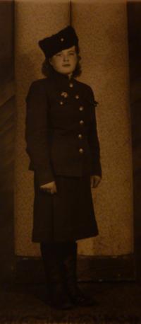 Anna Vinogradová, radiotelegrafistka skupiny kpt. Sokolovského, která bydlela a vysílala z chalupy Na Pohodlí, v Ratibořickém údolí