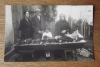 Rodina u rakve dědečka Josefa Vackeho, asi v roce 1927