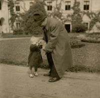 Karel Mornstein se synem Karlem Mornstein-Zierotin na zámku Bludov asi v roce 1941