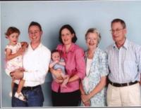 Rodina pametnika - vnucka Emma Louise Saunders, zet James Saunders, vnuk Will Peter Saunders, dcera Carolyn Anne Saunders, manzelka Pauline Rossler, Ludvik Petr Rossler