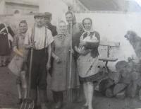 Rodina Galle na práci ve Vyškově (Gertruda Galle vlevo)