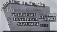 Maturitní tablo třídy v gymnáziu Bučovice, do které chodil Rudolf Mrázek (druhá řada, čtvrtý zleva), druhá řada druhý zleva Tomáš Holešovský, který byl také odsouzen se skupinou SODAN