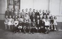 Rudolf Mrázek (třetí zprava dolní řada) v obecné škole v Křenovicích