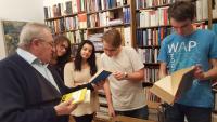 Vilém Prečan showing books to the students from the project Stories of our neighbours