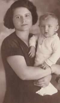 1951; s maminkou