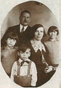 Rodiče paní Anny s dětmi, 1929