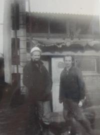 Bohumil Robeš jako stavební laborant v roce 1977