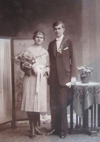 Svatební foto otce Josefa s první ženou Františkou, která zemřela rok po narození dcery