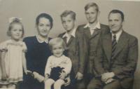 Rodina (Antonín uprostřed)