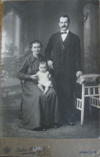 Teta Anna s manželem učitelem Josefem Florem z Kanic
