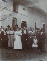 Svatba Anny a Josefa Flora na dvoře Mastných statku (1918)