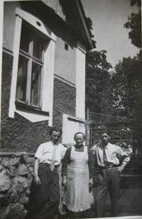 Jan Mastný s bratrem Vojtou a matkou na rodinném hospodářství (1947)