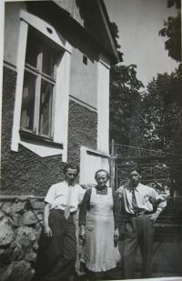 Jan Mastný s bratrem Vojtou a matkou na rodinném hospodářství (1947)