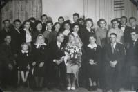 Svatba Jana a Marie Mastných (1957). Vedle ženicha sedí jeho matka, bratr a otec byli ještě vězněni v kriminále, takže svatbu navštívili především Janovi kolegové ze zaměstnání.