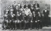 Branci z Úboče roku 1945 - mezi nimi bratři Josef VojtěchJosef Vojtěch (uprostřed třetí zleva) a Václav (uprostřed zcela vpravo)