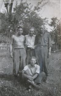 Jan Mastný (uprostřed) s americkými vojáky (1945)