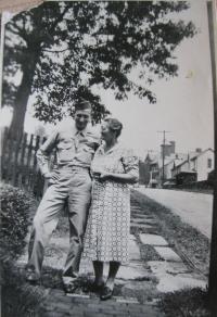 Penfriend Joseph Siska from Pennsylvania - photo with his mother was sent from the United States