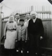 Rodiče a bratři po návratu z vězení v Kanicích