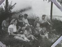 Svačina na poli při dobývání brambor v Kanicích