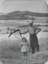 Kmotr se sestřenicí na poli