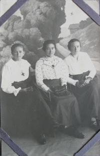 Matka Marie Mastná, rozená Jehlíková, se sestrami