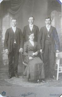 Otec Josef Mastný s rodinou