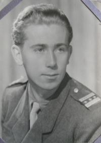 Ve vojenské uniformě