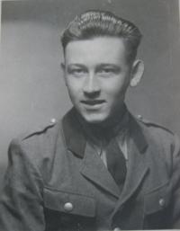 Bratr Václav roku 1945 - československý voják v upravené německé uniformě