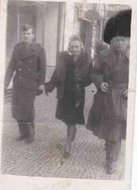 manželé Sachrovi a plukovník  Picka