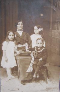 Mother Božena and siblings Anička, Božena and Jan Glogar - all of them were executed during the war