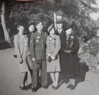 Brother-in-law Václav Ruprecht (RAF) with an English family