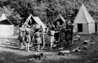 Skautský tábor hlineckých světlušek 1939: Dagmar Trojanová 10. zleva (8. zprava)